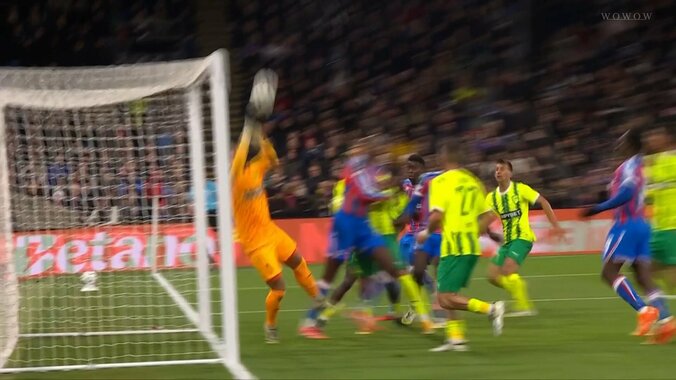 鎌田大地、衝撃のバナナシュート！「惜し過ぎる」CKから直接ゴールに向かう精密キックにファン驚愕「めちゃくちゃ綺麗に曲がって落ちた！」 3枚目