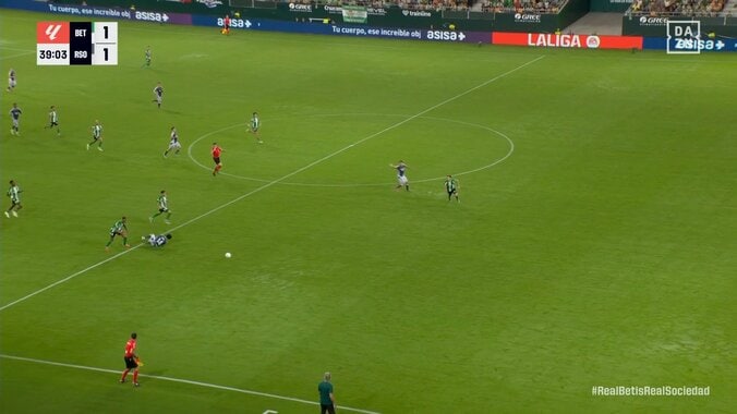 「危ねぇな」久保建英、強烈“体当たり”で吹っ飛ばされ悶絶「完全にアフターやん」高速カウンターが危険タックルで止められた瞬間 5枚目