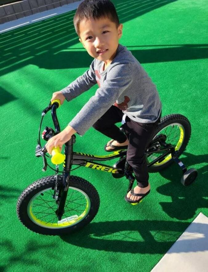  小原正子、5歳になった次男の自転車デビューを報告「喜んで乗ってます」  1枚目
