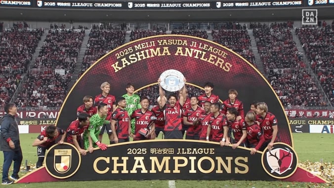 鹿島が真顔スルー芸！鈴木優磨が指名した“森脇芸担当”は？「優磨さんがめちゃくちゃ悪い顔してた」９年ぶり優勝で爆笑セレモニー 4枚目