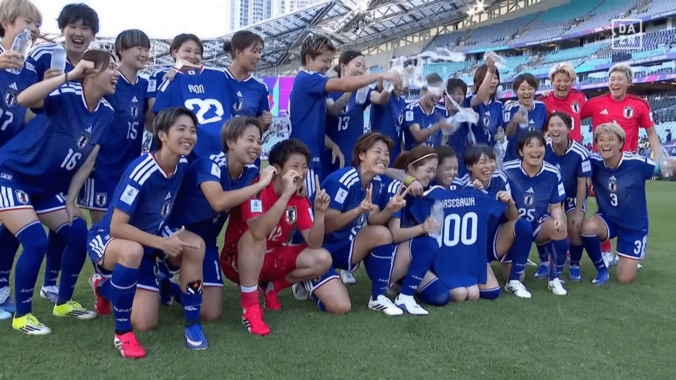 写真撮影直後に仲間たちが一斉に水を掛ける