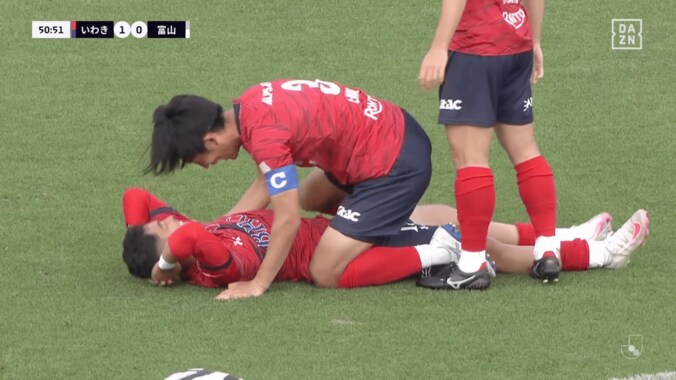 嘘だろ！？“50m超スーパーゴラッソ”にSNS沸騰「J2年間ベストゴール」「ベッカム級」「ノーバウンドは凄い」いわきMF大西悠介がハーフウェーラインから豪快弾 3枚目