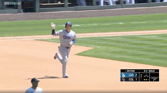 イエーツの方へ？向かって手を振る大谷