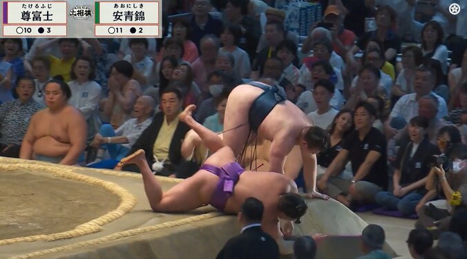 安青錦、尊富士を撃破も…“ポッコリ”な左足に「足ヤバそう」「精神力ヤバすぎ」取組後の姿に悲痛な声「この足で真っ向勝負とか」驚嘆の声も 4枚目