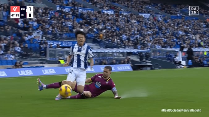 「ふざけるな！」久保建英が“悪質カニばさみタックル”被害で大転倒→ファン怒り心頭「レッドでもおかしくない」「なんてことするんだ」スタジアムも大ブーイング 4枚目