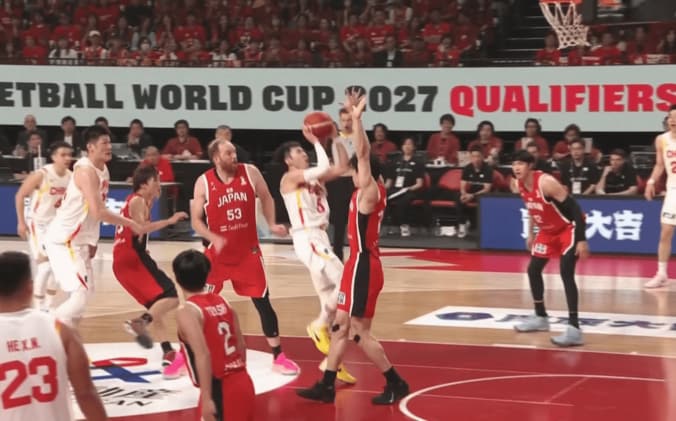 「何もしてない…」日本vs中国戦で“物議を醸す判定”「手を挙げてただけにしか見えない」「意味わからん」馬場雄大退場でファン騒然【バスケW杯予選】 4枚目