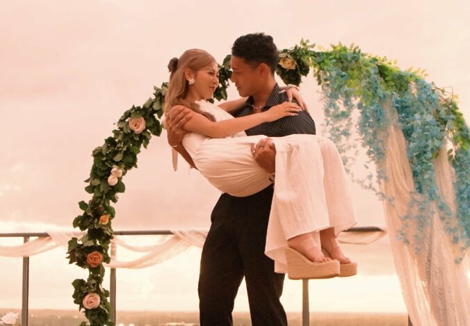 【写真・画像】中山美穂似の美人ギャル、お姫様抱っこされキス…サプライズな展開に「超最高」「素敵」の声 　1枚目