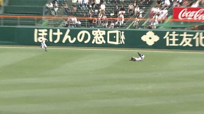 大飛球に向かって一直線 全く無駄のないダッシュからのエビ反りダイブに甲子園のファンも大興奮 1枚目