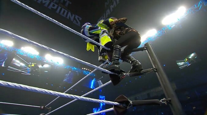 トップロープ上で組み合うジュリアとゼリーナ