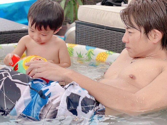 辻希美、自宅のプールで遊ぶ夫・杉浦太陽＆子ども達の姿に「なんかめちゃくちゃいい」 1枚目