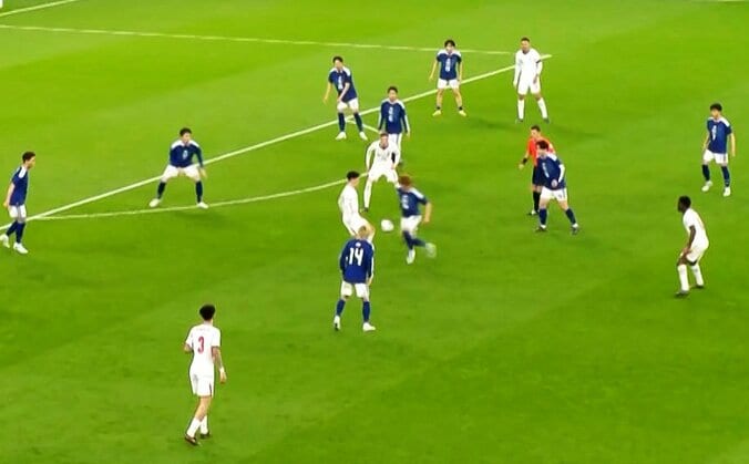 フォーデンからボール奪取する佐野海舟