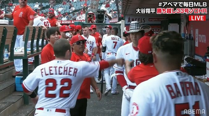 ホームランの大谷翔平、会話に気を取られウォータースプラッシュ忘れてた？ 振り向いた瞬間すべてを悟り水を被る 1枚目