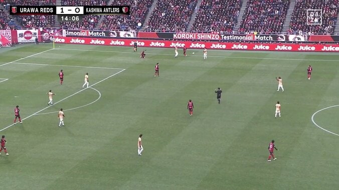 「ブーイングがガチなんよ笑」浦和OBが鹿島OBに弾き飛ばされる→胸をどついて応戦「いちゃついてるな」「面白くていい」一触即発“風”バトルにファン大興奮 4枚目