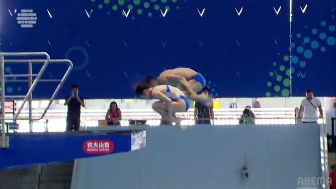 「吸い込まれてる」15歳＆20歳の中国ペア、意地の超演技に実況席が大興奮「入っていくときの音が違う」観客は“息を飲むような雰囲気”からの大喝采 5枚目