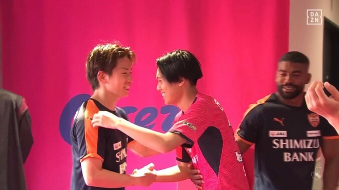 「清水エスパルス香川真司爆誕！？」「似合いすぎ」香川＆乾のユニ交換が話題沸騰「ゴージャスが過ぎる」柿谷、毎熊ら豪華“戦友”集合写真でファン歓喜 4枚目