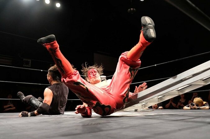 皮膚よりも骨！デスマッチを超えろ！　木高イサミVS竹田誠志、ハードコアケージマッチ開催 3枚目