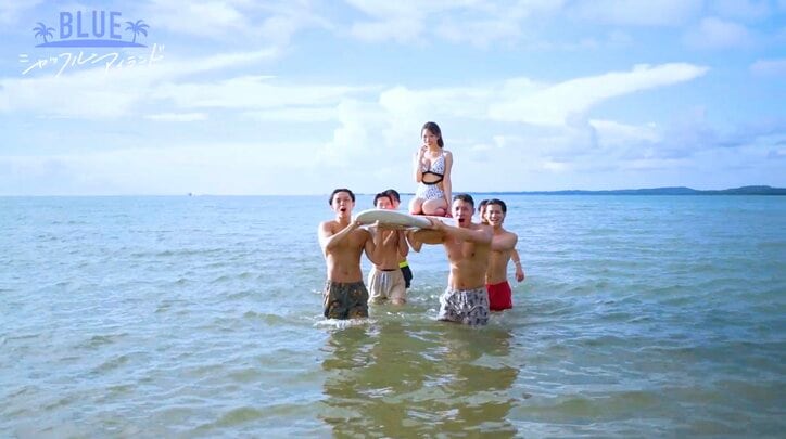 【写真・画像】スタイル抜群ギャルモデル、マッチョイケメンたちに担がれる逆ハーレム状態に驚きの声「やばい！神輿！」 　2枚目