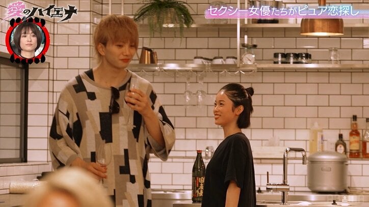 23歳高畑充希似セクシー女優、絶対領域あらわな部屋着姿で好きな人を呼び出し告白… “こっそり”間接キスも