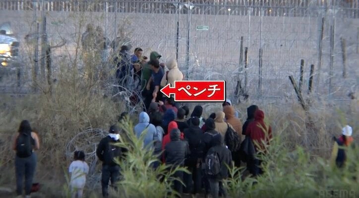 【写真・画像】「子どもがいるんだぞ！お前らは人間じゃない！」移民たちにガス弾攻撃…不法入国を試みる緊迫の瞬間に密着「人生最悪の瞬間だ」　5枚目