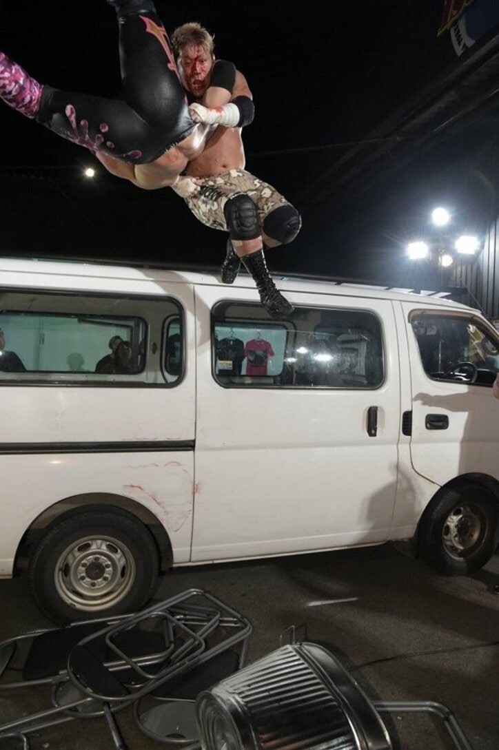 放送事故ならぬ交通事故!“大社長”高木三四郎を車で轢かれる 「マジ卍」ヤバすぎる大乱戦