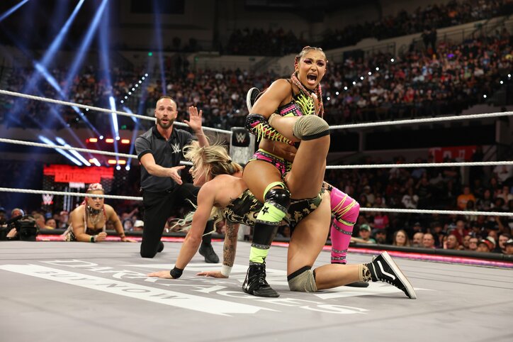 【映像】 “身体能力お化け女子”のアクロバティックすぎる攻防