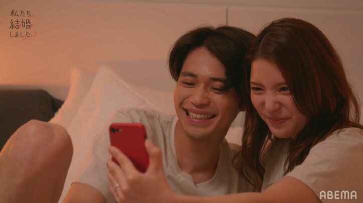 川島海荷、夫・中田圭祐と体を寄せ合いベッドで仲良しラブラブショット『私たち結婚しました3』第2話