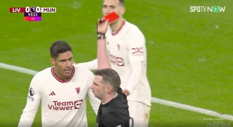 審判ブチギレ！「お前、ちょっと来い」 1秒間で"2連続警告"で電光石火の退場宣告をした瞬間　マンUの爆速DFが怒りの猛抗議… スーパープレー後の衝撃の退場劇にスタジアム騒然