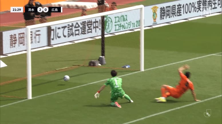 「何してる…」日本代表GKが“痛恨ミス”でまさかの失点→ファン悲鳴「さすがに擁護できん」「最近どうした」大迫敬介が天を仰ぐ