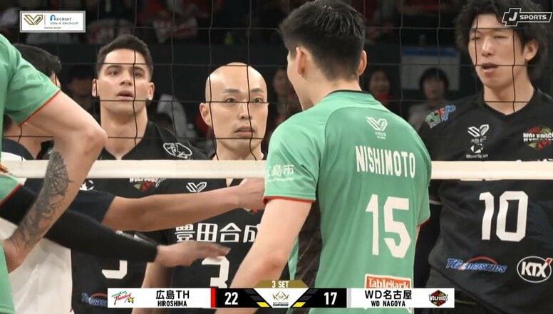 男子バレー、ネットを挟んで一触即発 両者睨み合いで波紋 緊迫の光景に「ヒヤヒヤする」ファン驚き