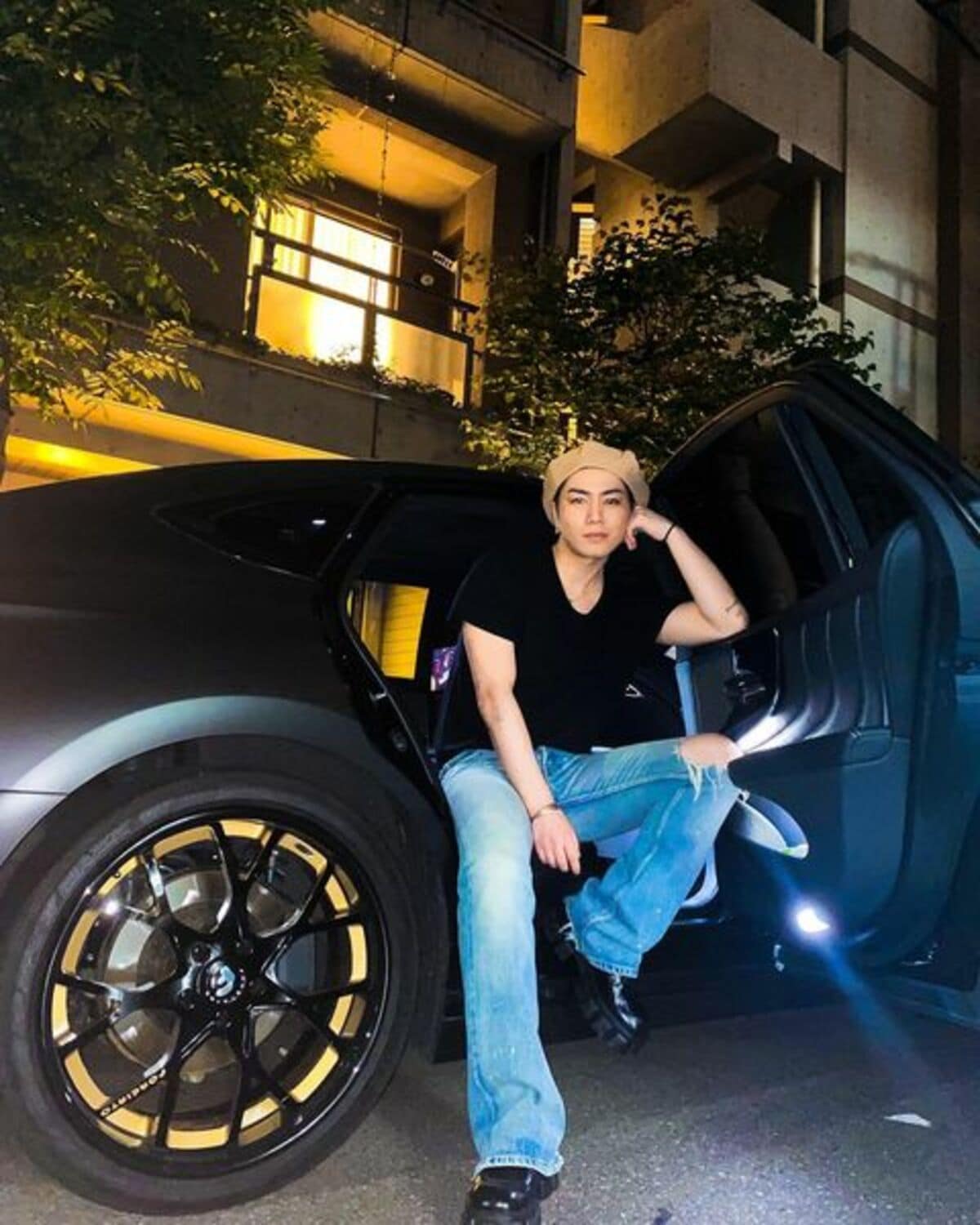 登坂広臣、車に腰掛けた“クールなオフショット”を公開し「かっこよき ...