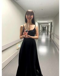 佐々木希、シックな黒ドレス姿で受賞報告「日本一美しい」「全人類でダントツ」と祝福続々！