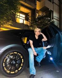 登坂広臣、車に腰掛けた“クールなオフショット”を公開し「かっこよき～」「助手席に乗りたい」の声