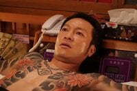 音尾琢真が刺青だらけの全裸を披露　映画『孤狼の血』より新場面写真解禁