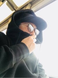 稲垣吾郎、黒キャップ黒パーカーで変装するも“余計に目立つ”写真公開