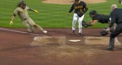 「もはや暴力」 天才タティスJr.が大暴れ！ “飛び蹴りレベル”でホームに爆速生還「狂ってる」 相手バッテリーを絶望させた“超攻撃的走塁”