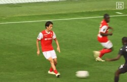 中村敬斗、伊東純也の今季初ゴールをプレアシスト！“時を止めるスルーパス”を炸裂した瞬間「スペースを使うのが上手い」「キレキレだ」