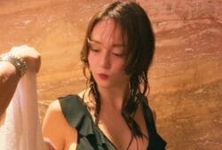 超絶スタイルの29歳モデル美女、大人っぽい水着姿で14歳年上彼氏と混浴デート