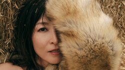 “永遠のグラビアクイーン”かとうれいこが27年ぶり写真集『AROUND』発売へ 約30年ぶりの水着姿も