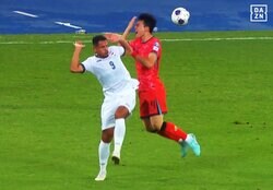 衝撃の残忍プレー！ 韓国代表DFの“顔面”を足裏で削る…イラク代表FWに怒号殺到「恐怖だ」「まるでUFC」「代表から追放しろ」「当然のレッドカード」