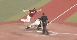 球場騒然！完全アウトなのに何が起こった！？ 超スーパープレー“忍者ジャンプ生還”を決められた千葉ロッテバッテリーが困惑した瞬間