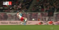 「うおおおおお！」「デカいのに飛んだ…」194cmの巨体が突っ込んでくる“爆速スライディングショット”が炸裂した瞬間　高速クロスに飛び込んだ20歳怪物FWのエグい一撃