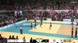 客席に飛び込んでレシーブ→5秒後にスパイクをレシーブ→得点を生むトス！ 女子バレー選手のガッツに大歓声