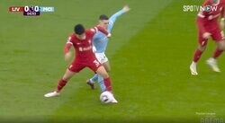 世界最高の“潰し屋”リバプール遠藤航が大暴れ！ 相手エースを左手一本で潰してイラつかせた瞬間　エグいメンツに並んでプレミアリーグベスト11に選出