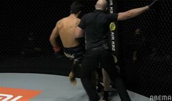 「慌てすぎｗ」止めに入ったレフェリーが勝者を“吹っ飛ばす”珍事 悶絶ボディKOに「えぐった」驚嘆の声