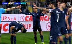 鎌田大地チームメイトが愚行！ マジギレの敵ファンからブーイング＆物を投げられる…ダービーで無用な煽りセレブレーション→仲間たちが「すまない」と謝罪した一部始終