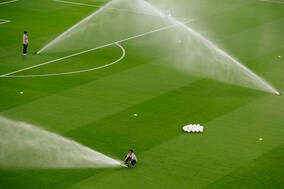 【W杯】酷使されるカタール大会のスタジアム、ピッチ環境は劣悪？　大量の水撒かれ選手が足を滑らせる場面も