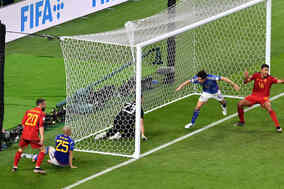 【W杯】「明らかに出てない！」　日本の“VAR判定弾”論争に決着？　真上どアップの決定的瞬間に「100％イン」「ミリ単位」