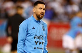 メッシもビビる！ 大胆不敵なファンがゴール後に乱入、自分の背中に直筆サインを要求