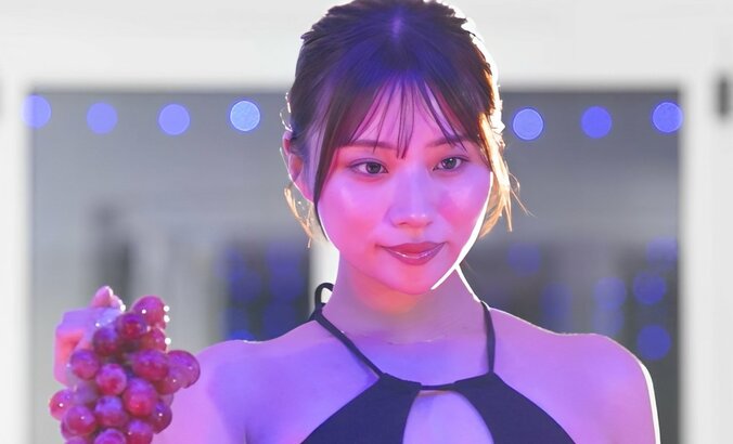 【写真・画像】セクシー黒ビキニ姿のマシュマロバスト美人グラドル、プールで男性の口にブドウを…衝撃シーンにゆきぽよ困惑「鳥のエサやり（笑）」　1枚目