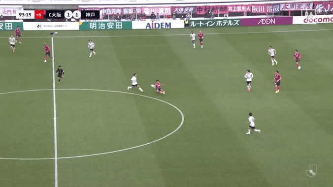 倒れ込みながらスルーパス